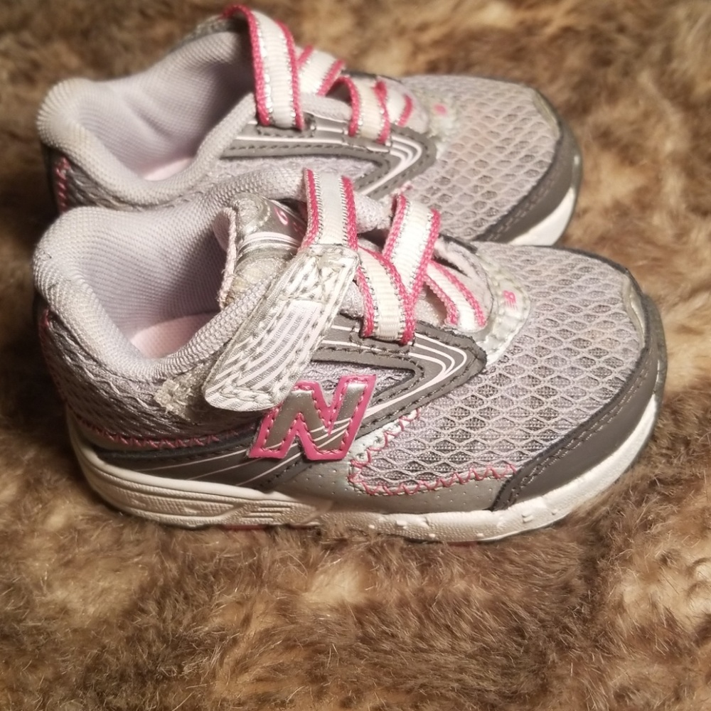 New Balance 687 Sneakers